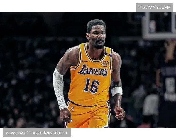 湖人篮板保护问题复盘 艾顿与海斯内线卡位失误导致二次进攻